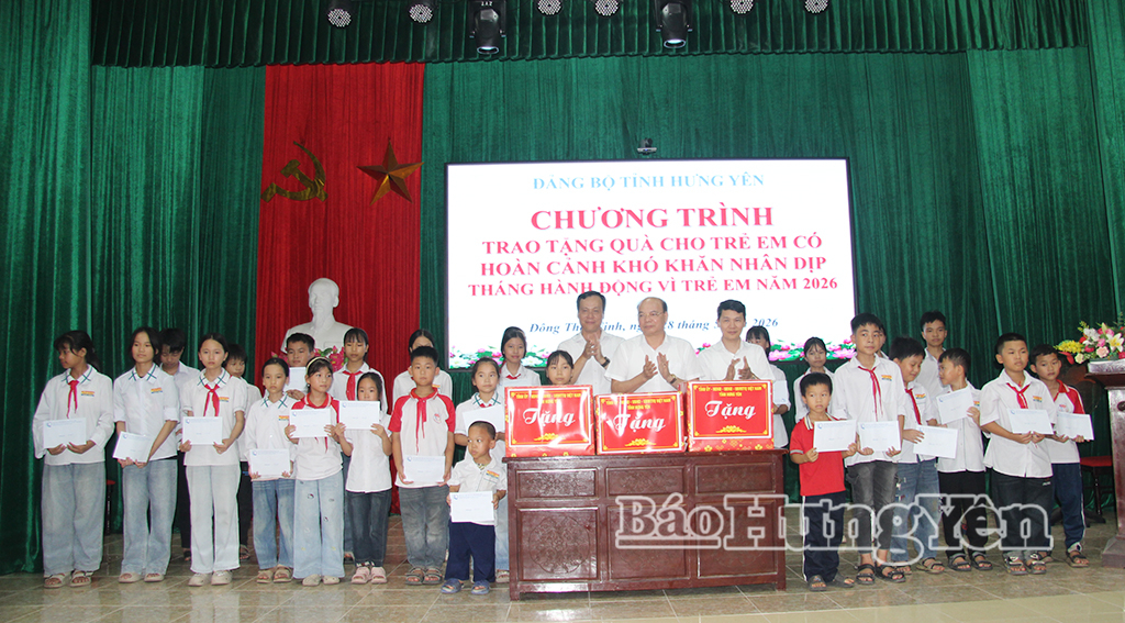 Trẻ em có hoàn cảnh khó khăn tại xã Đông Thái Ninh nhận quà của Tỉnh ủy, HĐND, UBND, Ủy ban MTTQ Việt Nam tỉnh nhân dịp Tháng hành động vì trẻ em năm 2026.