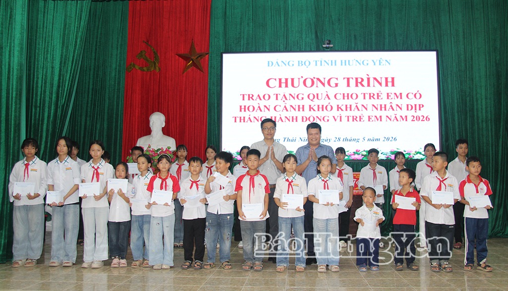 Đại diện lãnh đạo xã Đông Thái Ninh trao, tặng quà cho trẻ em có hoàn cảnh khó khăn.