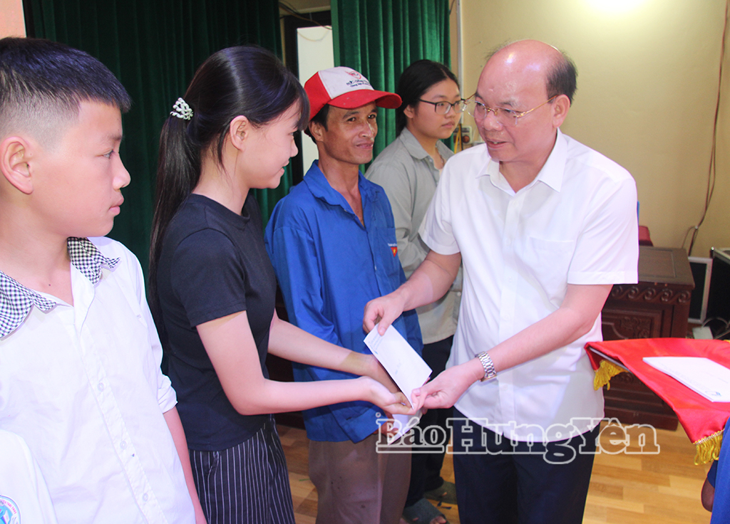Đồng chí Đặng Thanh Giang, Ủy viên Ban Thường vụ Tỉnh ủy, Phó Chủ tịch HĐND tỉnh trao quà cho trẻ em có hoàn cảnh khó khăn tại xã Đông Thụy Anh.