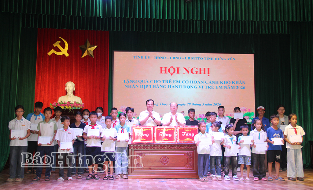 Đồng chí Đặng Thanh Giang, Ủy viên Ban Thường vụ Tỉnh ủy, Phó Chủ tịch HĐND tỉnh cùng đại diện lãnh đạo Sở Y tế trao quà cho trẻ em có hoàn cảnh khó khăn tại xã Đông Thụy Anh.