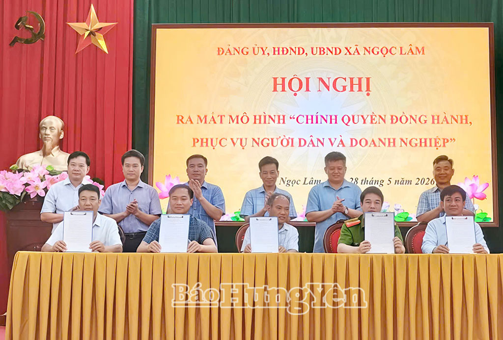 Cán bộ, công chức xã Ngọc Lâm ký cam kết thực hiện mô hình. Ảnh: Đỗ Hồng Gia