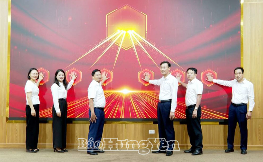 Phường Trần Hưng Đạo ra mắt mô hình “Chính quyền đồng hành, phục vụ người dân và VV88 it com thể thao, live casino, slot, bắn cá, xổ số”. Ảnh: Đình Dũng (Trung tâm DVTH phường Trần Hưng Đạo)
