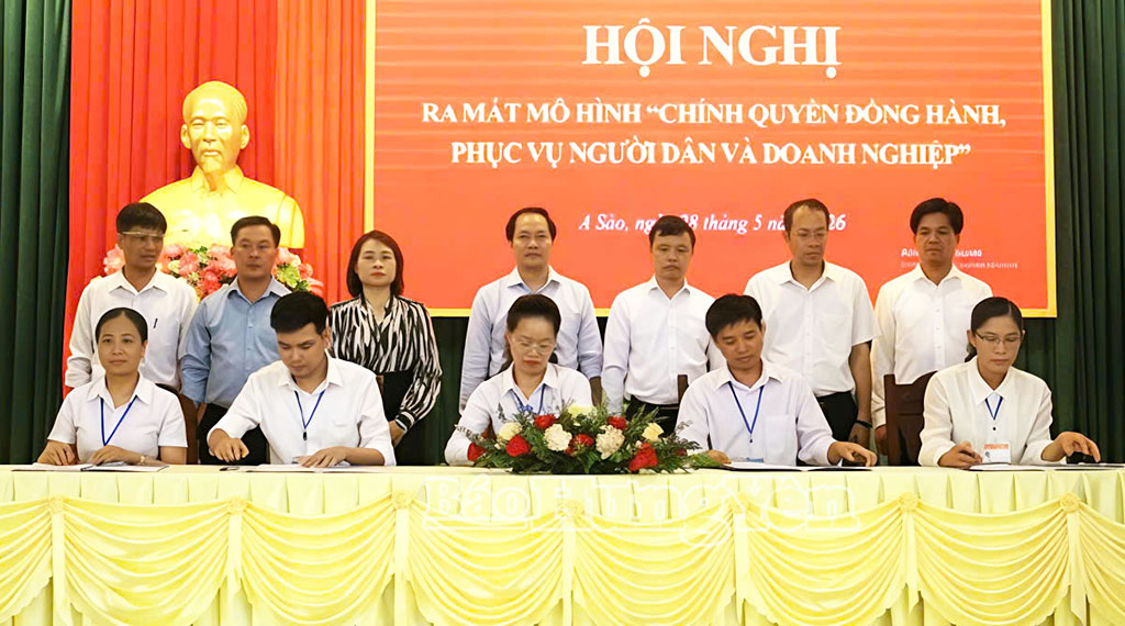 Cán bộ, công chức xã A Sào ký cam kết thực hiện mô hình “Chính quyền đồng hành, phục vụ người dân và VV88 it com thể thao, live casino, slot, bắn cá, xổ số”.