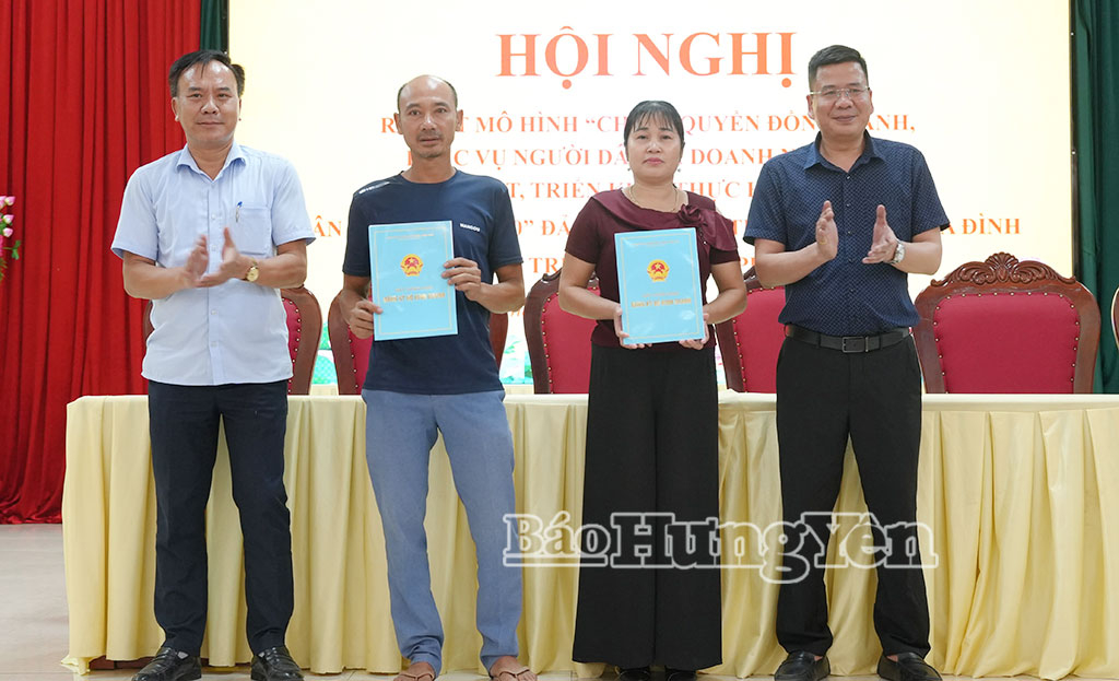 Lãnh đạo xã trao giấy chứng nhận đăng ký hộ kinh doanh.
