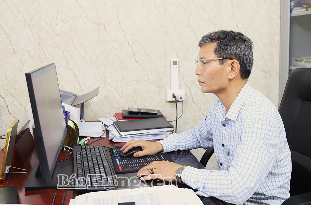 Công chức xã Long Hưng tích cực nâng cao kỹ năng số trong thực hiện nhiệm vụ.