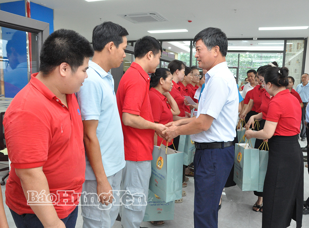 Đồng chí Phó Chủ tịch Thường trực HĐND tỉnh Lê Xuân Tiến trao quà cho đoàn viên công đoàn, người lao động có hoàn cảnh khó khăn Công ty TNHH Kỹ thuật Bao bì Ming Shin Việt Nam (xã Tiên Hoa).