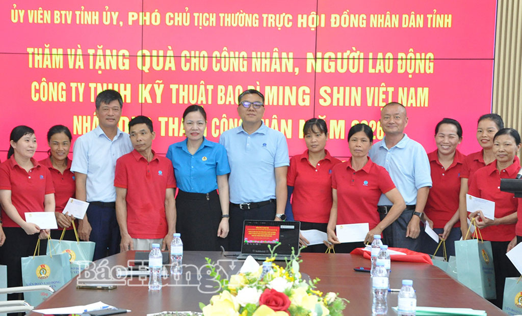 Đoàn viên công đoàn, người lao động có hoàn cảnh khó khăn Công ty TNHH Kỹ thuật Bao bì Ming Shin Việt Nam (xã Tiên Hoa) được nhận quà.
