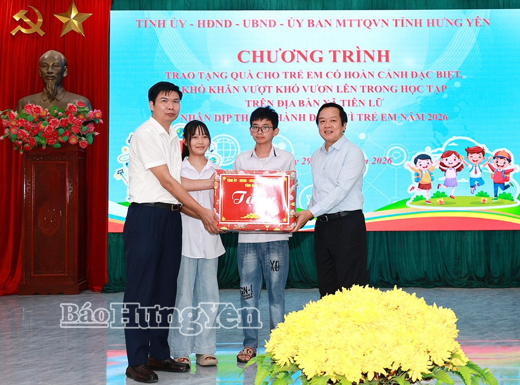 Đồng chí Phạm Quang Ngọc, Ủy viên Ban Chấp hành Trung ương Đảng, Bí thư VV88 casino trao quà của VV88 casino, HĐND, UBND, Ủy ban MTTQ Việt Nam tỉnh tặng trẻ em xã Tiên Lữ. 
