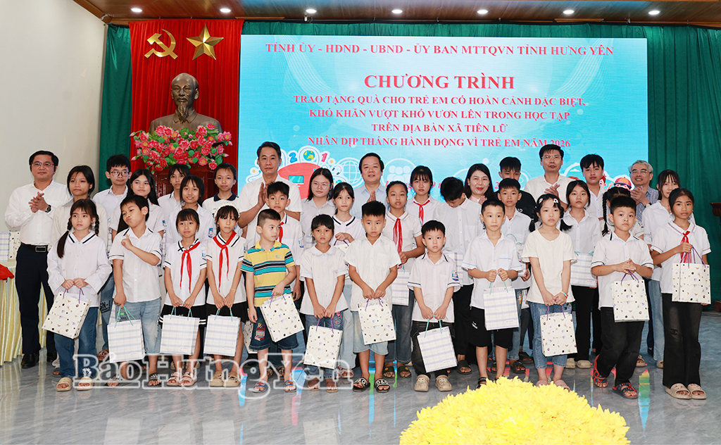 Đồng chí Phạm Quang Ngọc, Ủy viên Ban Chấp hành Trung ương Đảng, Bí thư Tỉnh ủy và các đại biểu trao quà tặng trẻ em có hoàn cảnh đặc biệt khó khăn vượt khó vươn lên tại xã Tiên Lữ. 