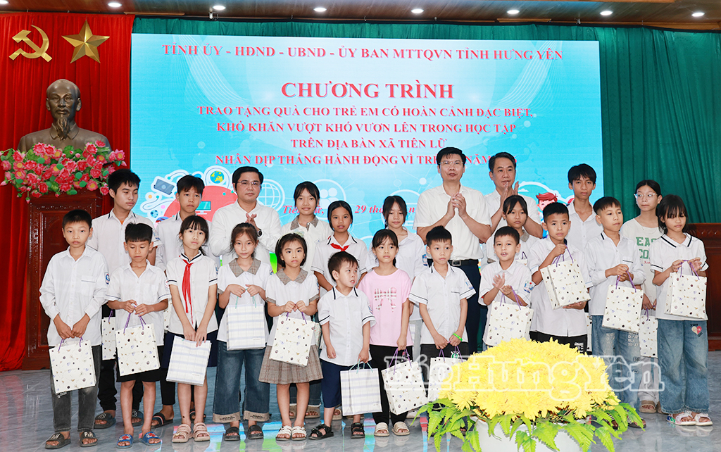 Lãnh đạo xã Tiên Lữ trao quà tặng trẻ em có hoàn cảnh đặc biệt khó khăn vượt khó vươn lên. 