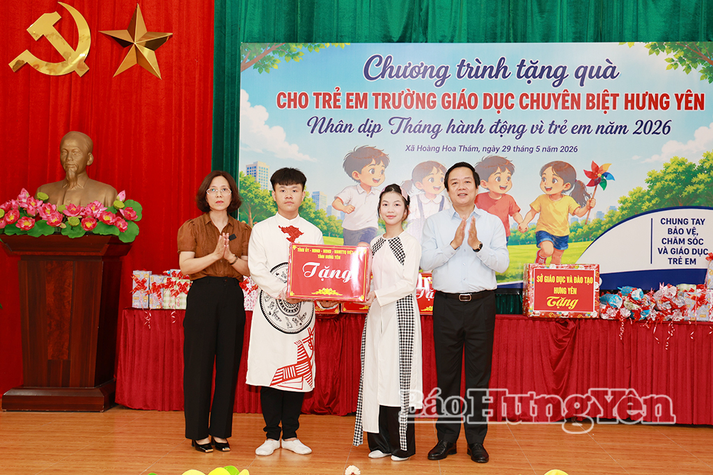 Đồng chí Phạm Quang Ngọc, Ủy viên Ban Chấp hành Trung ương Đảng, Bí thư Tỉnh ủy trao quà của Tỉnh ủy, HĐND, UBND, Ủy ban MTTQ Việt Nam tỉnh tặng trẻ em đang học tại Trường Giáo dục chuyên biệt Hưng Yên.