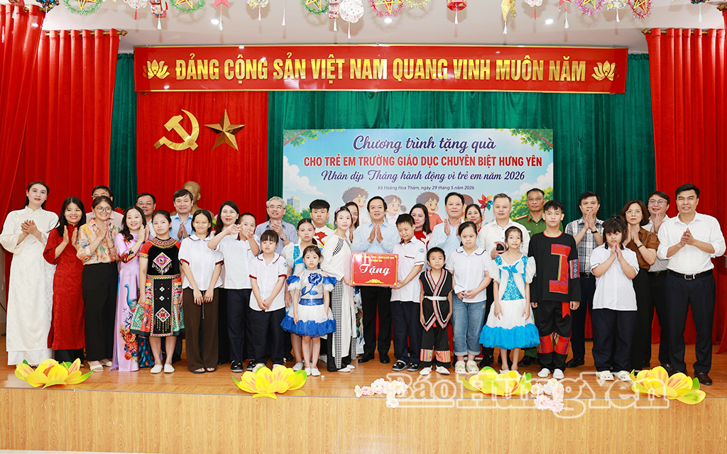 Đồng chí Phạm Quang Ngọc, Ủy viên Ban Chấp hành Trung ương Đảng, Bí thư Tỉnh ủy và các đại biểu trao quà tặng trẻ em đang học tại Trường Giáo dục chuyên biệt Hưng Yên.
