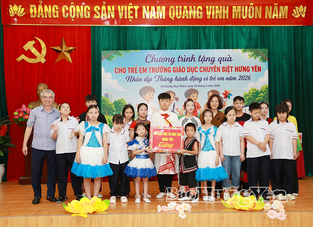 Đồng chí Phạm Đồng Thụy, Ủy viên Ban Thường vụ Tỉnh ủy, Giám đốc Sở Giáo dục và Đào tạo trao quà tặng trẻ em đang học tại Trường Giáo dục chuyên biệt Hưng Yên.