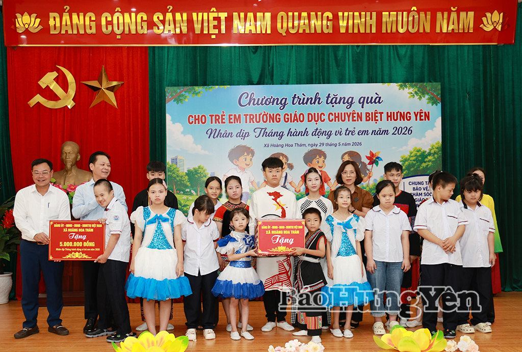 Lãnh đạo xã Hoàng Hoa Thám trao quà tặng trẻ em đang học tại Trường Giáo dục chuyên biệt Hưng Yên.