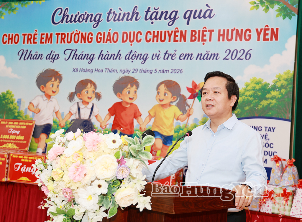 Đồng chí Phạm Quang Ngọc, Ủy viên Ban Chấp hành Trung ương Đảng, Bí thư Tỉnh ủy phát biểu trong buổi trao quà tặng trẻ em đang học tại Trường Giáo dục chuyên biệt Hưng Yên.
