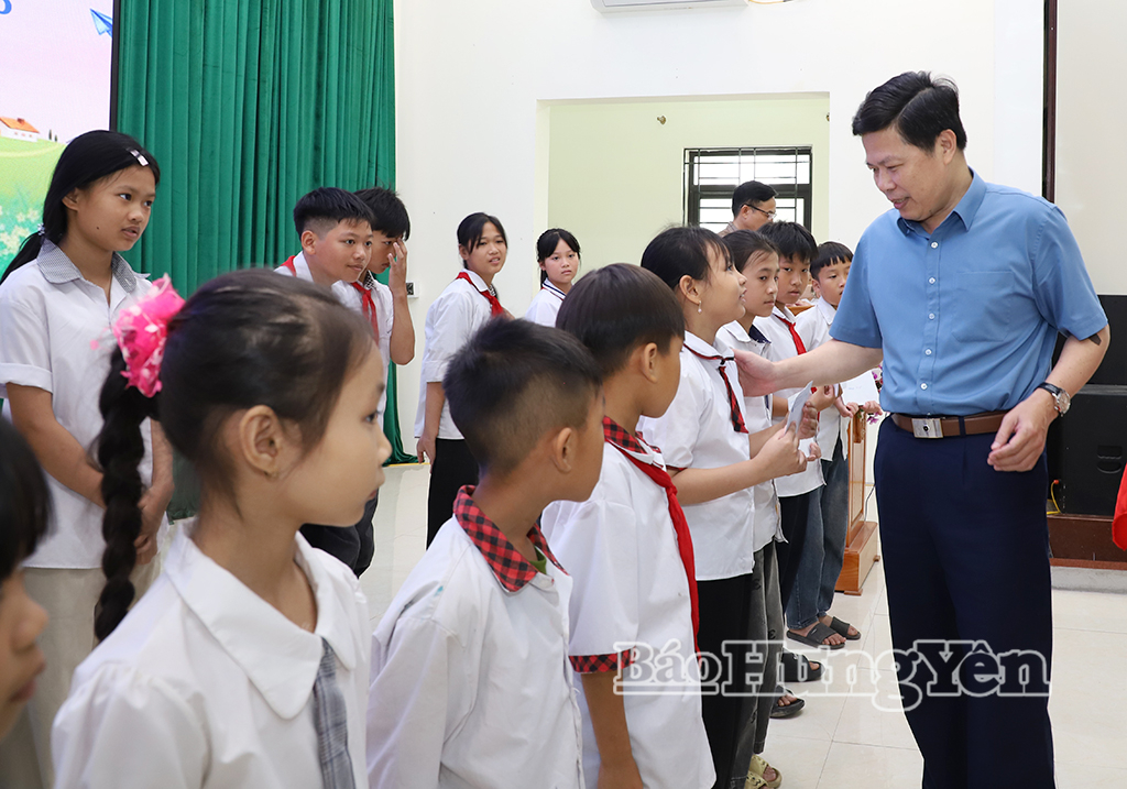 Đồng chí Trần Quốc Toản, Phó Bí thư Thường trực Tỉnh ủy, Chủ tịch Ủy ban MTTQ Việt Nam tỉnh trao quà, động viên trẻ em có hoàn cảnh khó khăn.