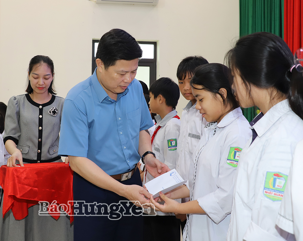 Đồng chí Trần Quốc Toản, Phó Bí thư Thường trực Tỉnh ủy, Chủ tịch Ủy ban MTTQ Việt Nam tỉnh trao quà, động viên trẻ em có hoàn cảnh khó khăn.