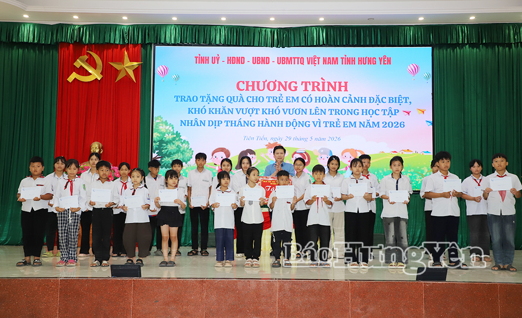 Đồng chí Trần Quốc Toản, Phó Bí thư Thường trực Tỉnh ủy, Chủ tịch Ủy ban MTTQ Việt Nam tỉnh trao quà tặng trẻ em có hoàn cảnh khó khăn.