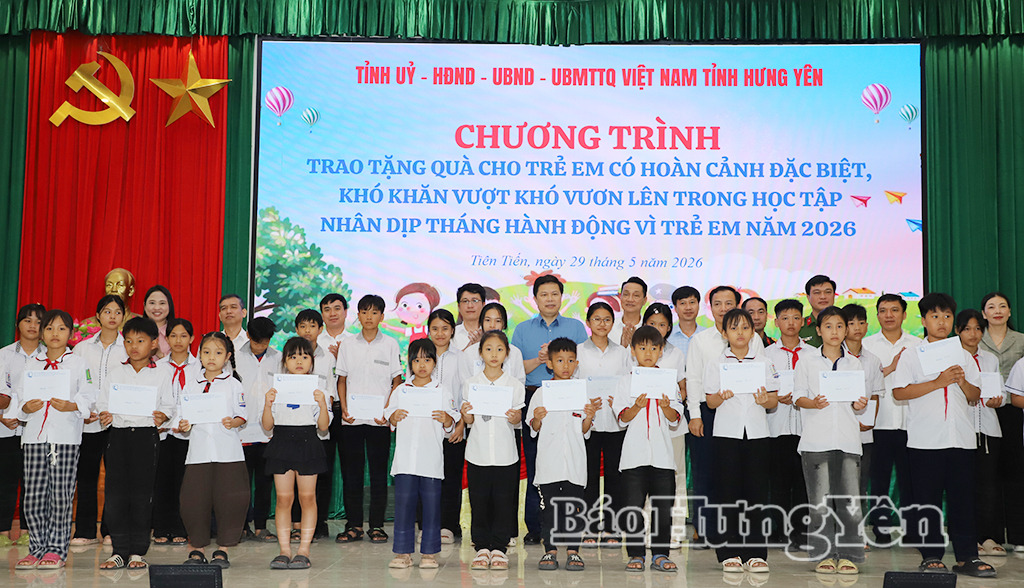 Đồng chí Trần Quốc Toản, Phó Bí thư Thường trực Tỉnh ủy, Chủ tịch Ủy ban MTTQ Việt Nam tỉnh và các đại biểu cùng các em nhỏ tại chương trình trao quà.