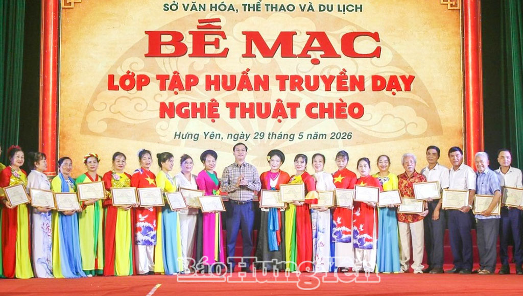 Đại diện lãnh đạo Sở Văn hóa, Thể thao và Du lịch trao giấy chứng nhận cho các học viên.