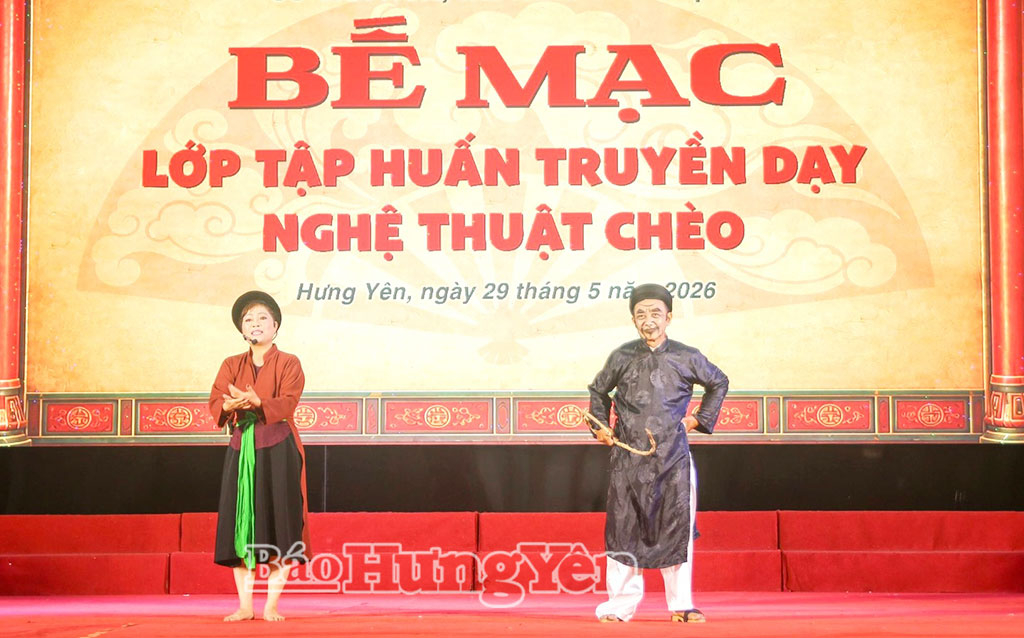 Tiết mục chèo do học viên biểu diễn tại chương trình bế giảng.