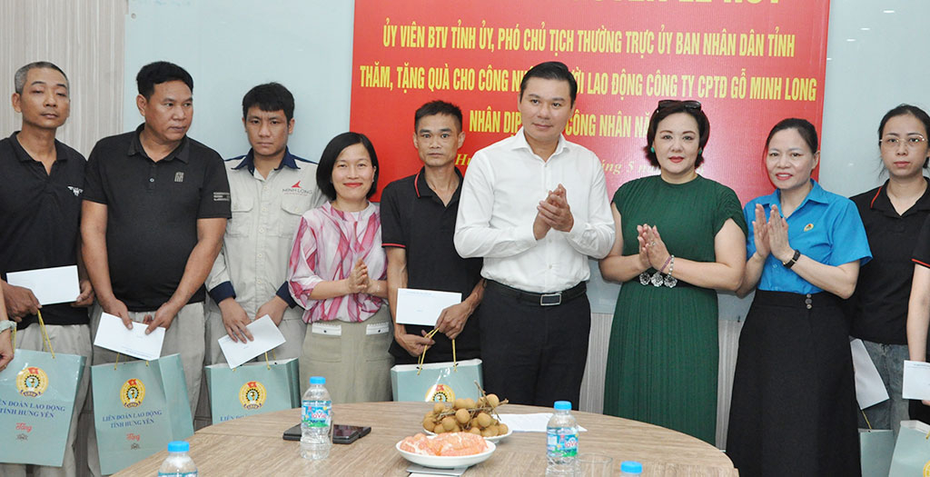 Đoàn viên công đoàn, người lao động có hoàn cảnh khó khăn Công ty Cổ phần Tập đoàn gỗ Minh Long (xã Nghĩa Trụ) được tặng quà.        (THAY ẢNH KHÁC)