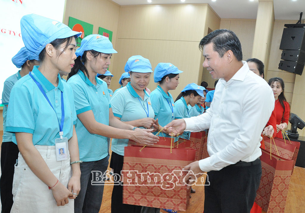 Đồng chí Phó Chủ tịch Thường trực UBND tỉnh Nguyễn Lê Huy trao quà cho đoàn viên công đoàn, người lao động có hoàn cảnh khó khăn tại Công ty Cổ phần Tiên Hưng (xã Hoàng Hoa Thám).