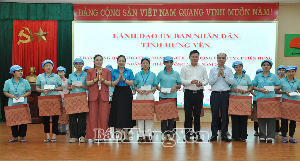 Đồng chí Phó Chủ tịch Thường trực UBND tỉnh Nguyễn Lê Huy và lãnh đạo Liên đoàn Lao động tỉnh trao quà cho đoàn viên công đoàn, người lao động có hoàn cảnh khó khăn tại Công ty Cổ phần Tiên Hưng (xã Hoàng Hoa Thám).