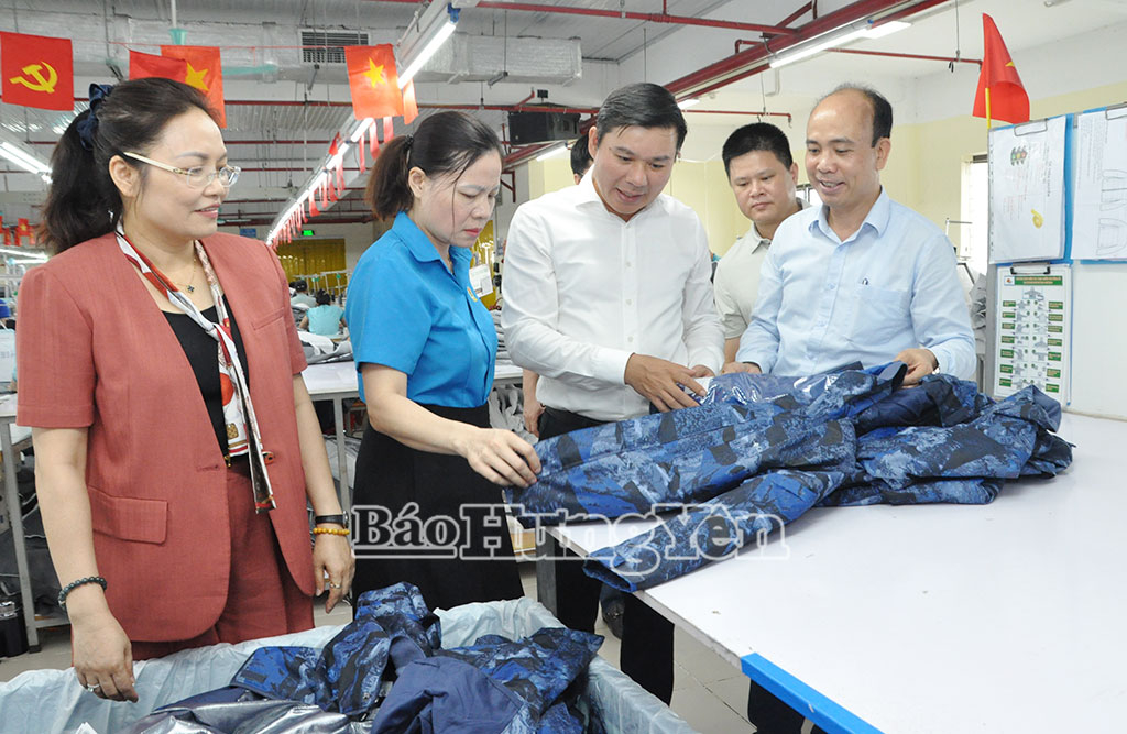 Các đại biểu trực tiếp đến xưởng sản xuất thăm hỏi đời sống, việc làm và động viên người lao động Công ty Cổ phần Tiên Hưng (xã Hoàng Hoa Thám).