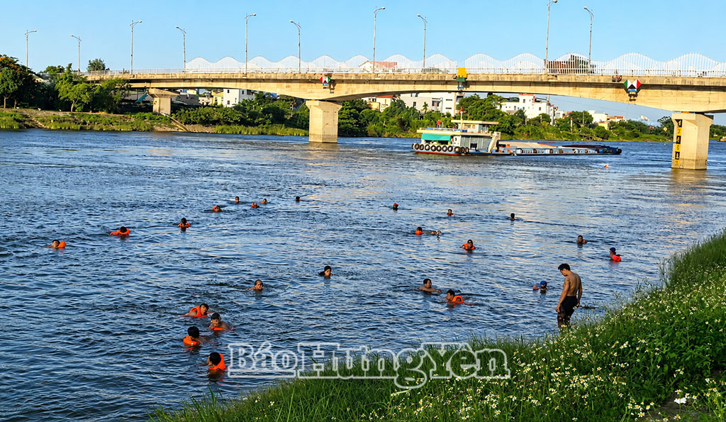 Phần lớn người dân chủ động trang bị áo phao, dụng cụ hỗ trợ khi bơi trên sông Trà Lý.