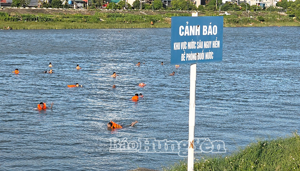 Tuy nhiên, dù đã có biển cảnh báo khu vực nước sâu nguy hiểm, nhiều người vẫn xuống sông bơi lội.