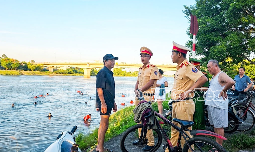Lực lượng chức năng thường xuyên tuyên truyền, nhắc nhở người dân chấp hành các quy định bảo đảm an toàn khi bơi lội.