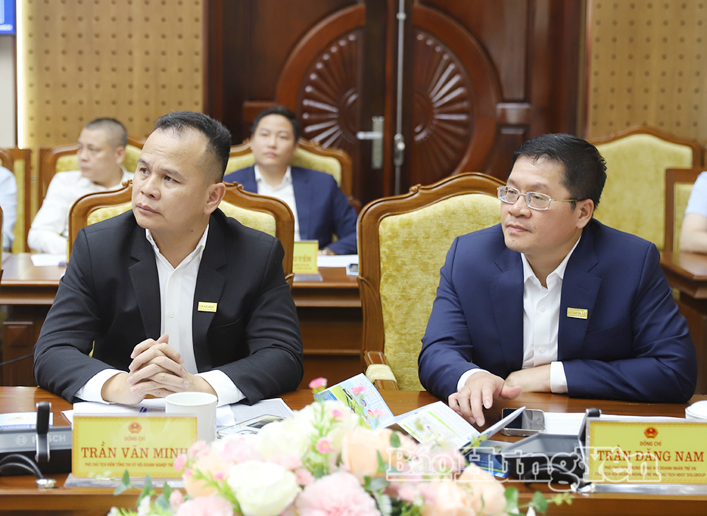 Các đại biểu dự buổi làm việc.