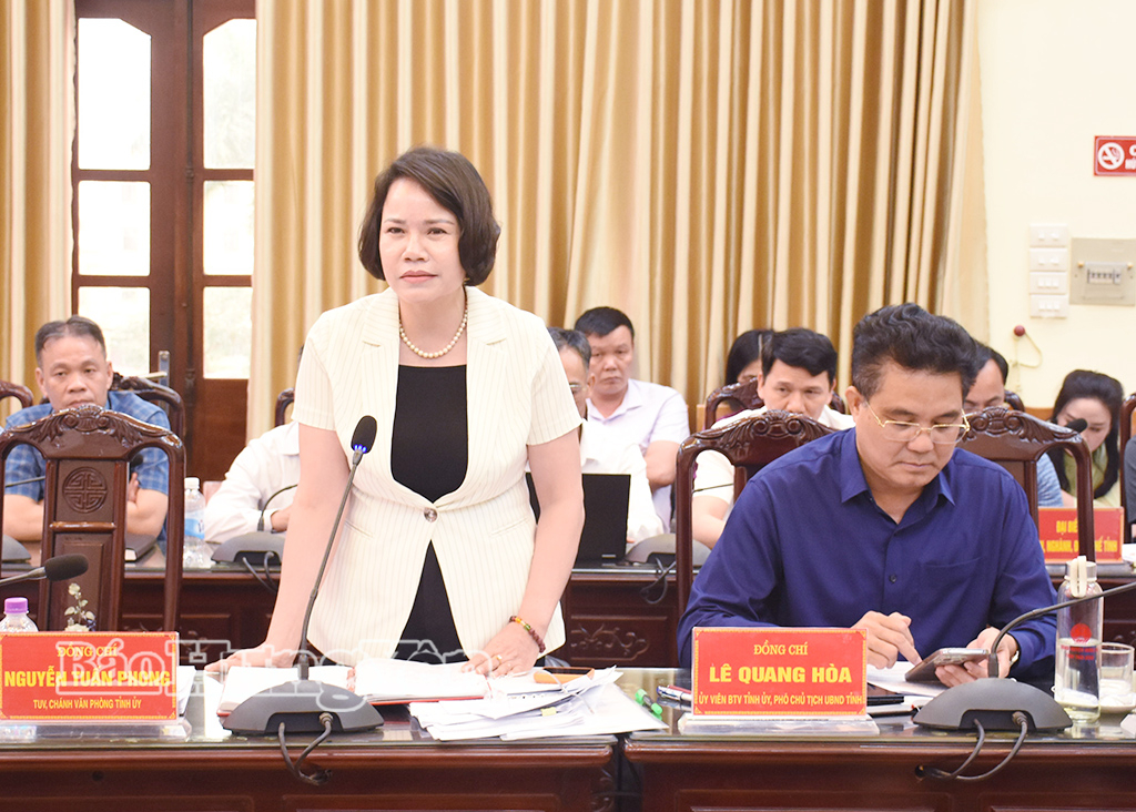 Đồng chí Quách Thị Hương, Ủy viên Ban Thường vụ VV88 casino, Hiệu trưởng Trường VV88 đăng ký nhận ngay 58k Nguyễn Văn Linh phát biểu tại buổi làm việc.