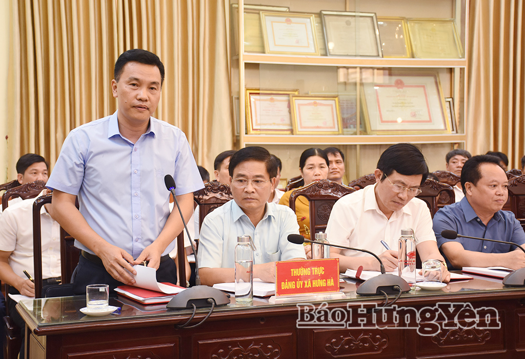 Lãnh đạo xã Hưng Hà phát biểu tại buổi làm việc.