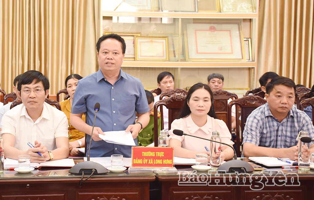 Lãnh đạo xã Long Hưng phát biểu tại buổi làm việc.