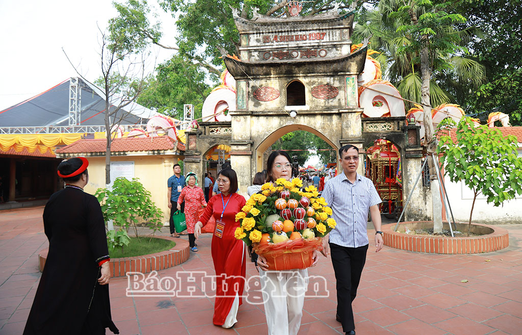 Người dân mang lễ tới dâng tại đền thờ Lưỡng Quốc Trạng nguyên Tống Trân.