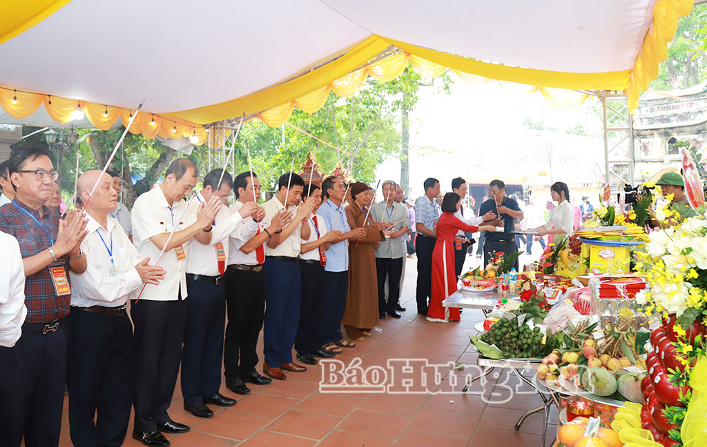 Các đại biểu dâng hương tại đền thờ Lưỡng Quốc Trạng nguyên Tống Trân.