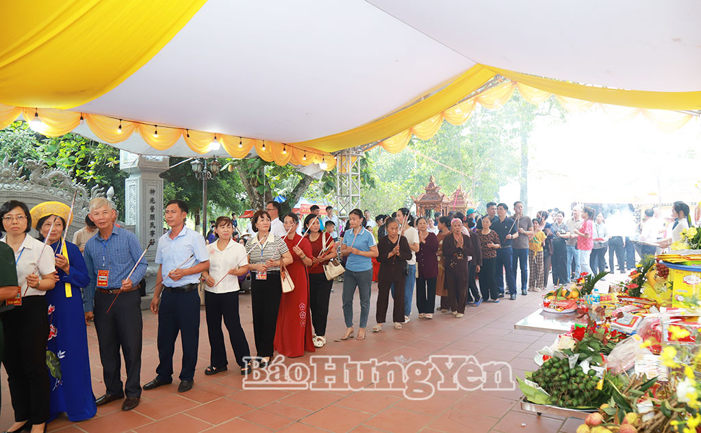 Dòng người trật tự đi thành hàng dài vào dâng hương tại đền thờ Lưỡng Quốc Trạng nguyên Tống Trân.
