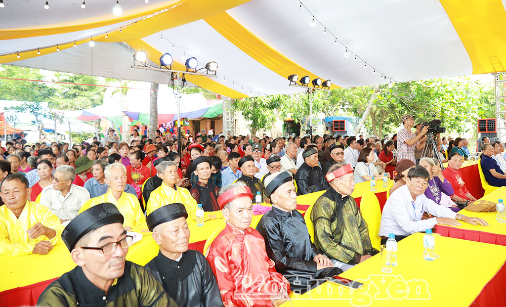 Đông đảo Nhân dân dự khai mạc Lễ hội đền thờ Lưỡng Quốc Trạng nguyên Tống Trân.