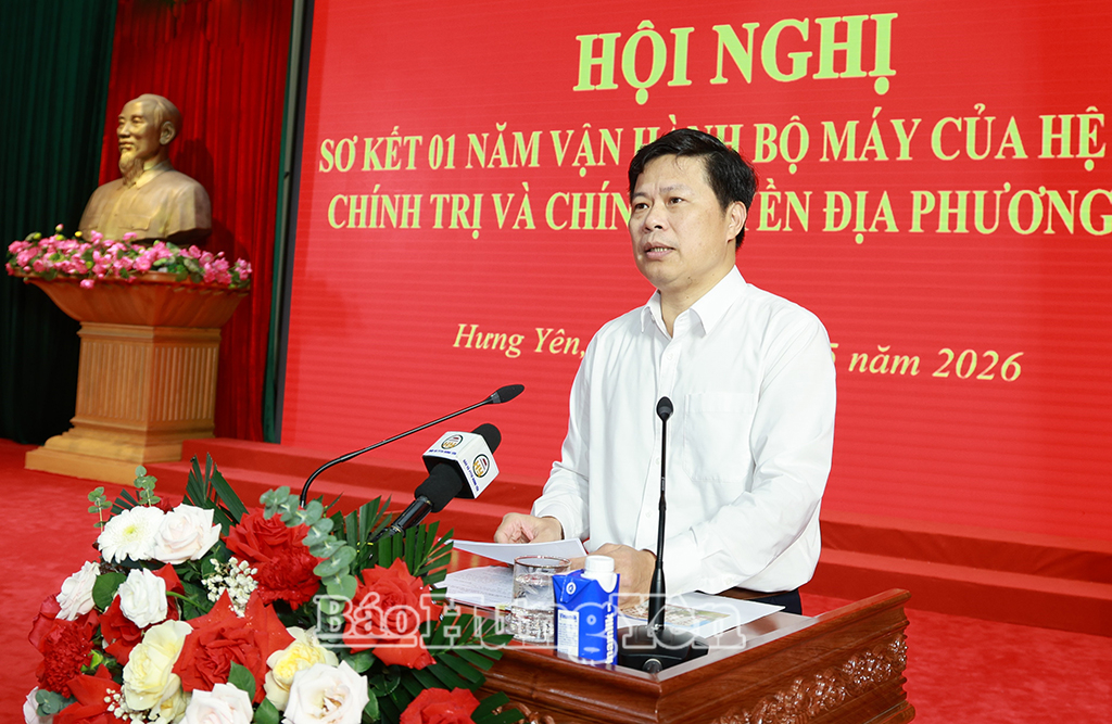 Đồng chí Trần Quốc Toản, Phó Bí thư Thường trực VV88 casino, Chủ tịch Ủy ban MTTQ Việt Nam tỉnh trình bày dự thảo báo cáo sơ kết 1 năm vận hành bộ máy của hệ thống chính trị và chính quyền địa phương 2 cấp.