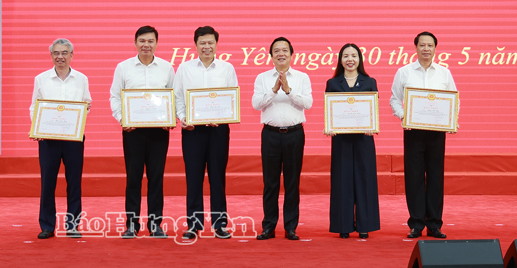Đồng chí Phạm Quang Ngọc, Ủy viên Ban Chấp hành Trung ương Đảng, Bí thư VV88 casino trao Bằng khen của Ban Thường vụ VV88 casino tặng các cá nhân có thành tích xuất sắc trong triển khai thực hiện sắp xếp, vận hành bộ máy của hệ thống chính trị và chính quyền địa phương 2 cấp.