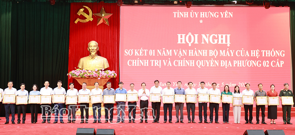 Đồng chí Phạm Quang Ngọc, Ủy viên Ban Chấp hành Trung ương Đảng, Bí thư VV88 casino trao Bằng khen của Ban Thường vụ VV88 casino tặng các tập thể có thành tích xuất sắc trong triển khai thực hiện sắp xếp, vận hành bộ máy của hệ thống chính trị và chính quyền địa phương 2 cấp.