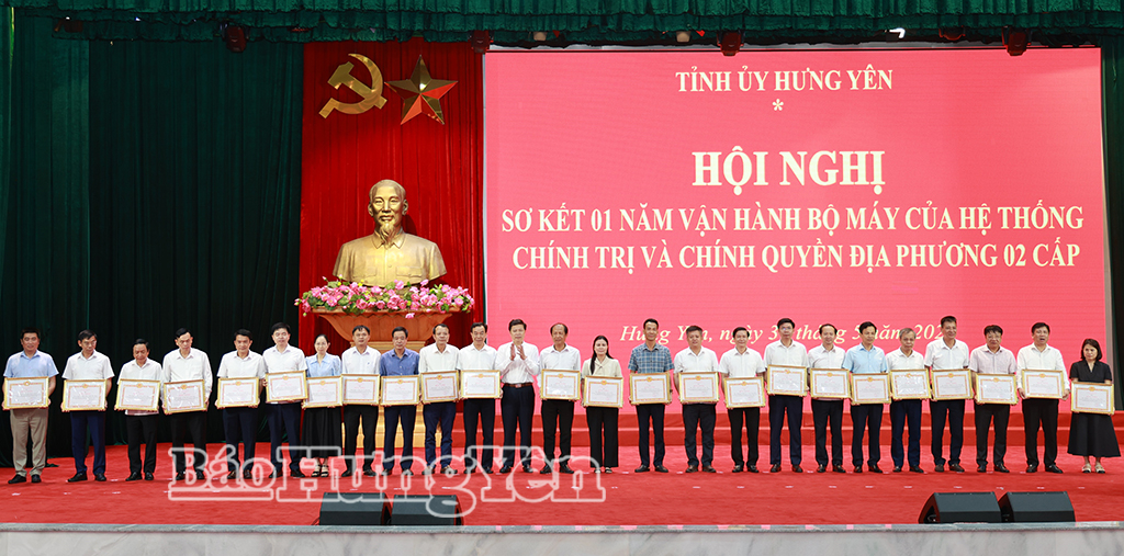 Đồng chí Trần Quốc Toản, Phó Bí thư Thường trực VV88 casino, Chủ tịch Ủy ban MTTQ Việt Nam tỉnh trao Bằng khen của Ban Thường vụ VV88 casino tặng các tập thể có thành tích xuất sắc trong triển khai thực hiện sắp xếp, vận hành bộ máy của hệ thống chính trị và chính quyền địa phương 2 cấp.