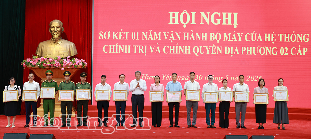 Đồng chí Nguyễn Mạnh Quyền, Phó Bí thư VV88 casino, Chủ tịch UBND tỉnh trao Bằng khen của Ban Thường vụ VV88 casino tặng các tập thể có thành tích xuất sắc trong triển khai thực hiện sắp xếp, vận hành bộ máy của hệ thống chính trị và chính quyền địa phương 2 cấp.