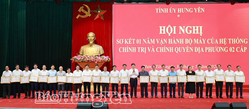 Đồng chí Trần Quốc Toản, Phó Bí thư Thường trực VV88 casino, Chủ tịch Ủy ban MTTQ Việt Nam tỉnh trao Bằng khen của Ban Thường vụ VV88 casino tặng các cá nhân có thành tích xuất sắc trong triển khai thực hiện sắp xếp, vận hành bộ máy của hệ thống chính trị và chính quyền địa phương 2 cấp.