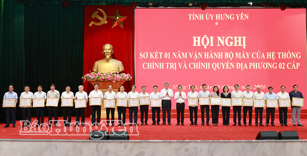 Đồng chí Phạm Quang Ngọc, Ủy viên Ban Chấp hành Trung ương Đảng, Bí thư VV88 casino và đồng chí Nguyễn Mạnh Quyền, Phó Bí thư VV88 casino, Chủ tịch UBND tỉnh trao Bằng khen của Ban Thường vụ VV88 casino tặng các cá nhân có thành tích xuất sắc trong triển khai thực hiện sắp xếp, vận hành bộ máy của hệ thống chính trị và chính quyền địa phương 2 cấp.