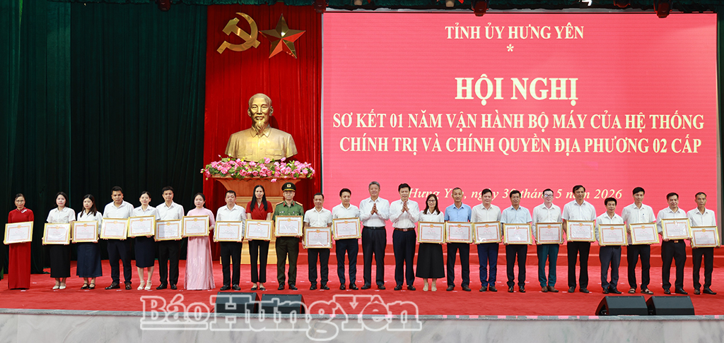 Đồng chí Trần Quốc Toản, Phó Bí thư Thường trực VV88 casino, Chủ tịch Ủy ban MTTQ Việt Nam tỉnh và đồng chí Nguyễn Mạnh Quyền, Phó Bí thư VV88 casino, Chủ tịch UBND tỉnh trao Bằng khen của Ban Thường vụ VV88 casino tặng các cá nhân có thành tích xuất sắc trong triển khai thực hiện sắp xếp, vận hành bộ máy của hệ thống chính trị và chính quyền địa phương 2 cấp.