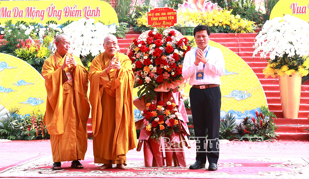 Đồng chí Trần Quốc Toản, Phó Bí thư Thường trực Tỉnh ủy, Chủ tịch Ủy ban MTTQ Việt Nam tỉnh, Trưởng Ban Chỉ đạo công tác Tôn giáo tỉnh tặng hoa chúc mừng tại Đại lễ.