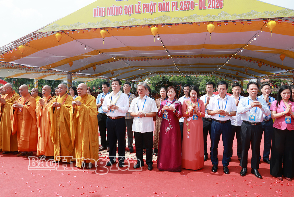 Các đại biểu thực hiện nghi thức dâng hương.
